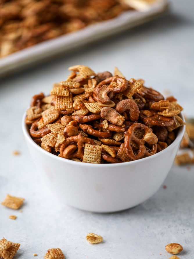 chipotle caramel chex mix recipe I howsweeteats.com #chexmix #snackmix #holidays #christmas