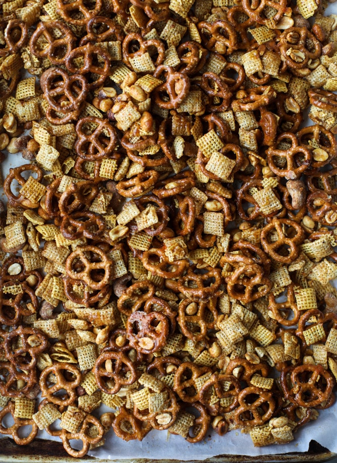 chipotle caramel chex mix recipe I howsweeteats.com #chexmix #snackmix #holidays #christmas