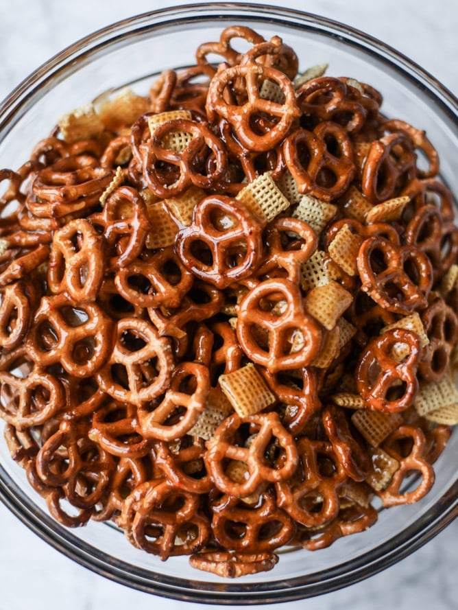 chipotle caramel chex mix recipe I howsweeteats.com #chexmix #snackmix #holidays #christmas