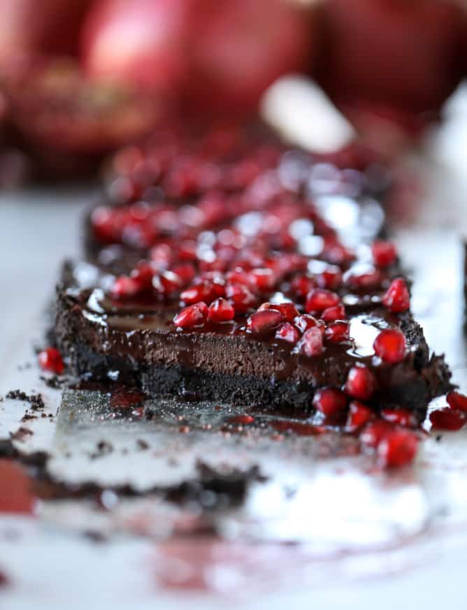 dark chocolate fudge pomegranate tart I howsweeteats.com #chocolate #pomegranate #dessert