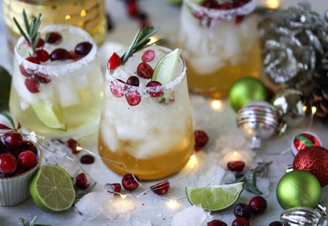 mistletoe margaritas I howsweeteats.com #christmas #margaritas #cocktails