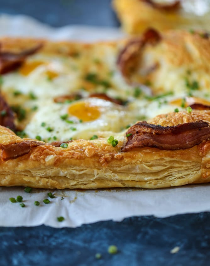 puff pastry breakfast pizza I howsweeteats.com #breakfast #pizza #puffpastry #brunch #christmas