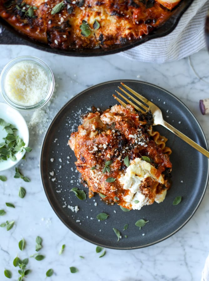 spicy sausage and kale skillet lasagna I howsweeteats.com #sausage #kale #skillet #lasagna #pasta