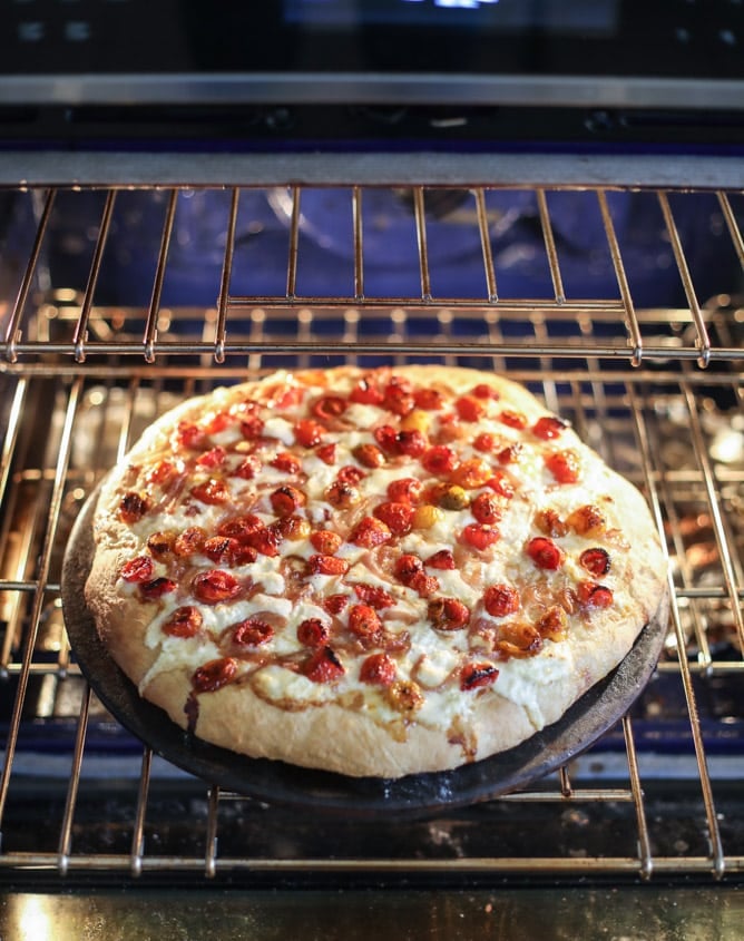 slow roasted cherry tomato pizza with garlic cream and arugula I howsweeteats.com #pizza #recipes