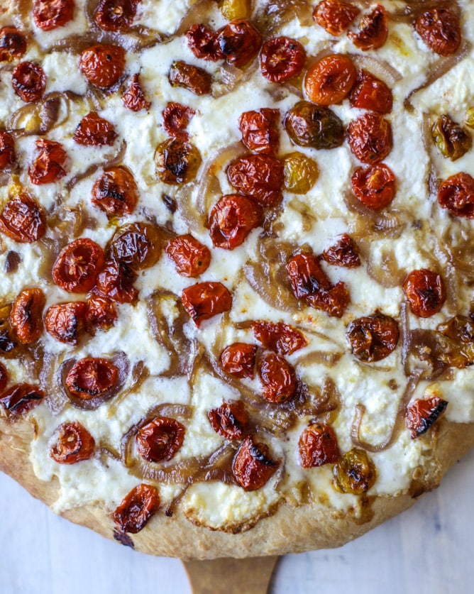slow roasted cherry tomato pizza with garlic cream and arugula I howsweeteats.com #pizza #recipes