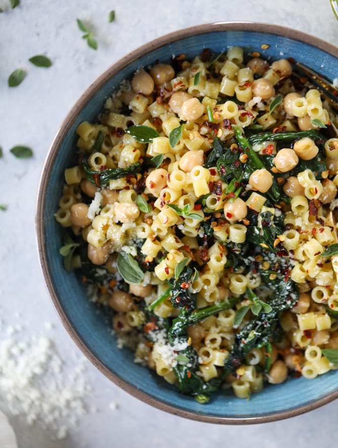 spicy garlic spinach pasta with chickpeas I howsweeteats.com