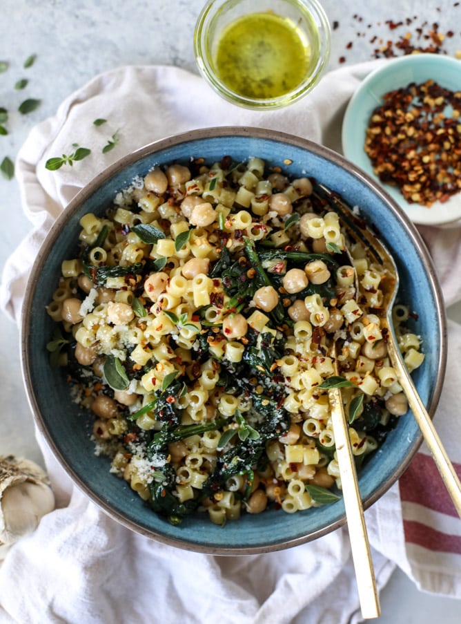 spicy garlic spinach pasta with chickpeas I howsweeteats.com