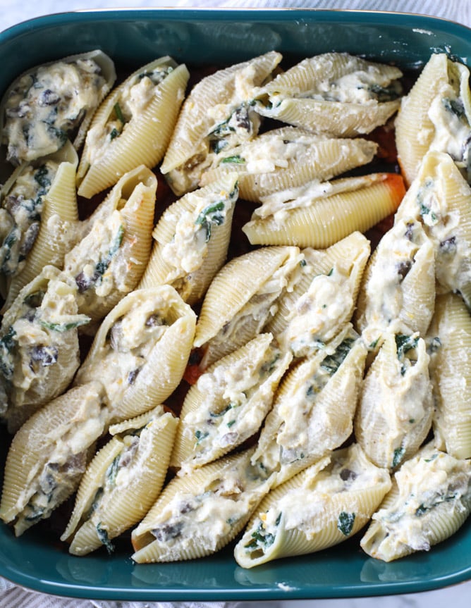 vegetable and fontina stuffed shells with fire roasted marinara I howsweeteats.com