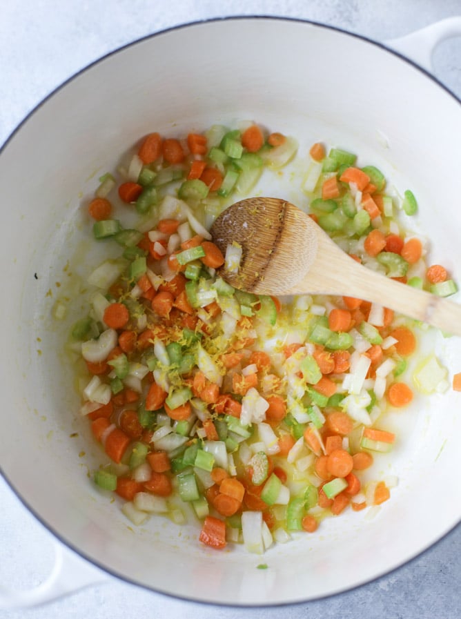 easy lemon chicken soup I howsweeteats.com #soup #chicken #chickennoodlesoup #lemon #recipes #healthy