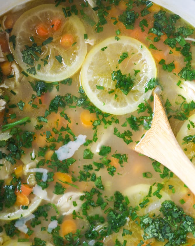 easy lemon chicken soup I howsweeteats.com #soup #chicken #chickennoodlesoup #lemon #recipes #healthy