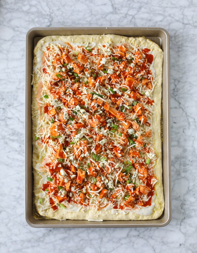 guacamole buffalo chicken pizza I howsweeteats.com #buffalochicken #pizza #guacamole #buffalowing