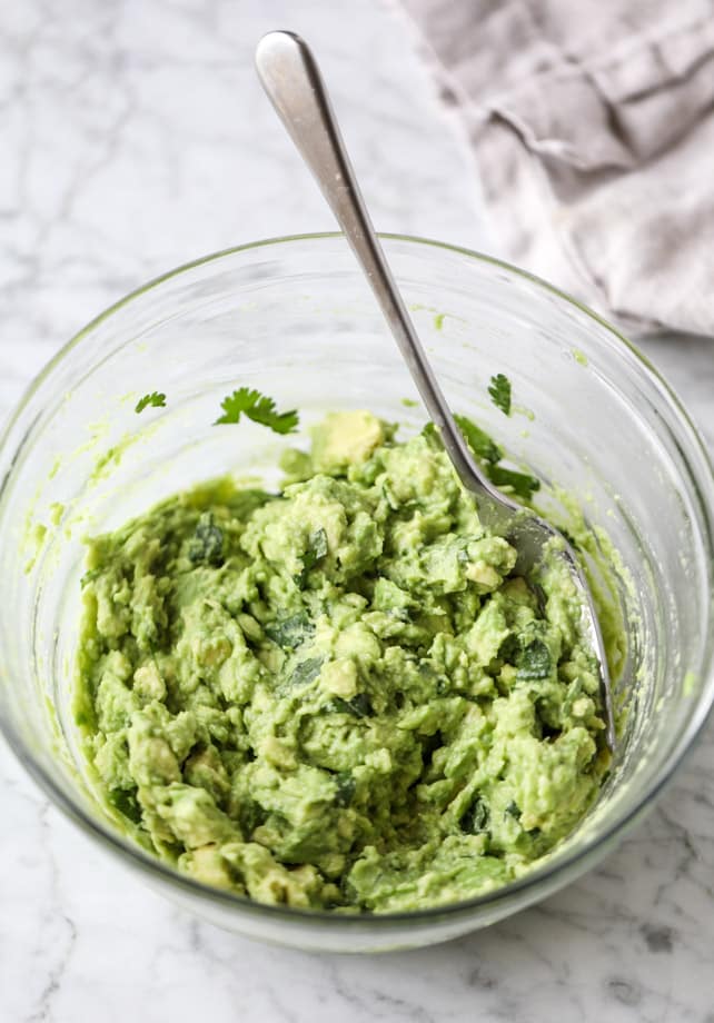 guacamole buffalo chicken pizza I howsweeteats.com #buffalochicken #pizza #guacamole #buffalowing