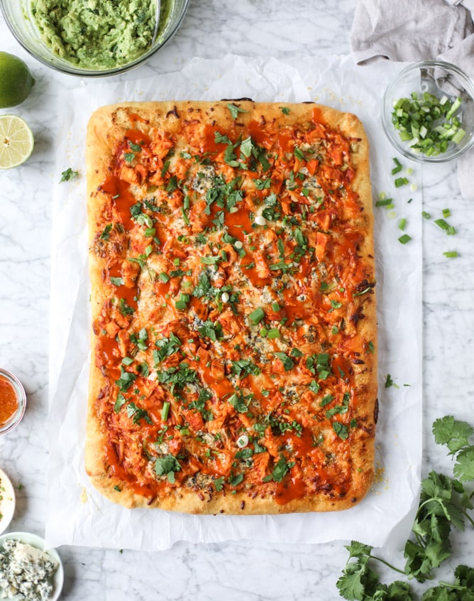 guacamole buffalo chicken pizza I howsweeteats.com #buffalochicken #pizza #guacamole #buffalowing