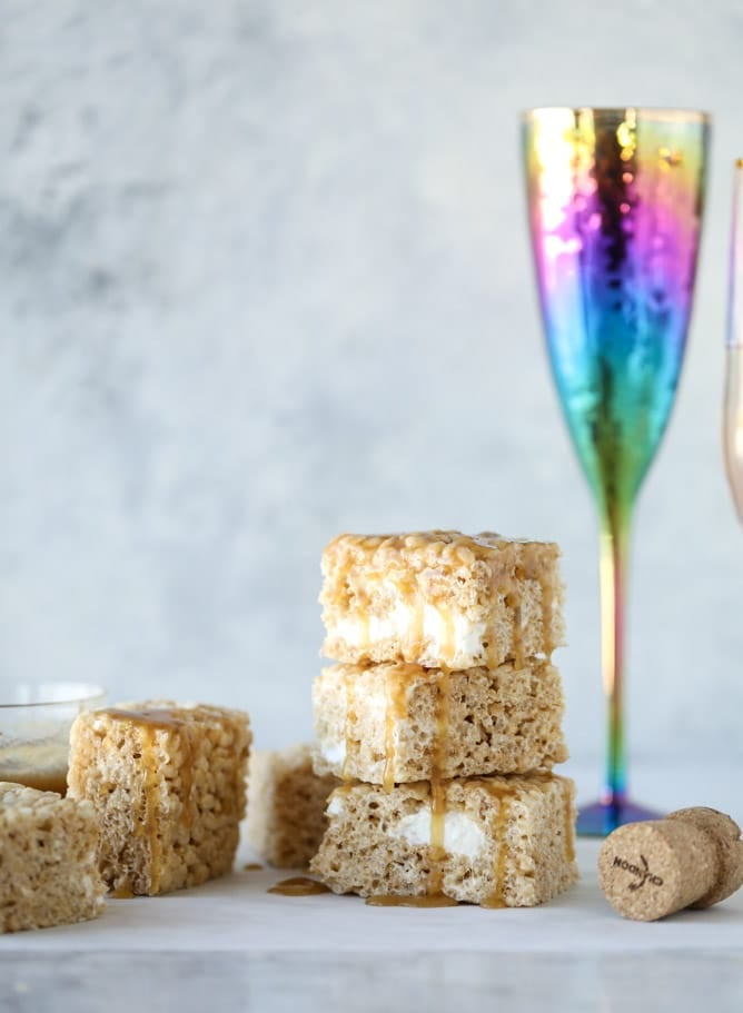 champagne caramel krispie treats I howsweeteats.com #brownrice #ricekrispietreats #champagne #caramel