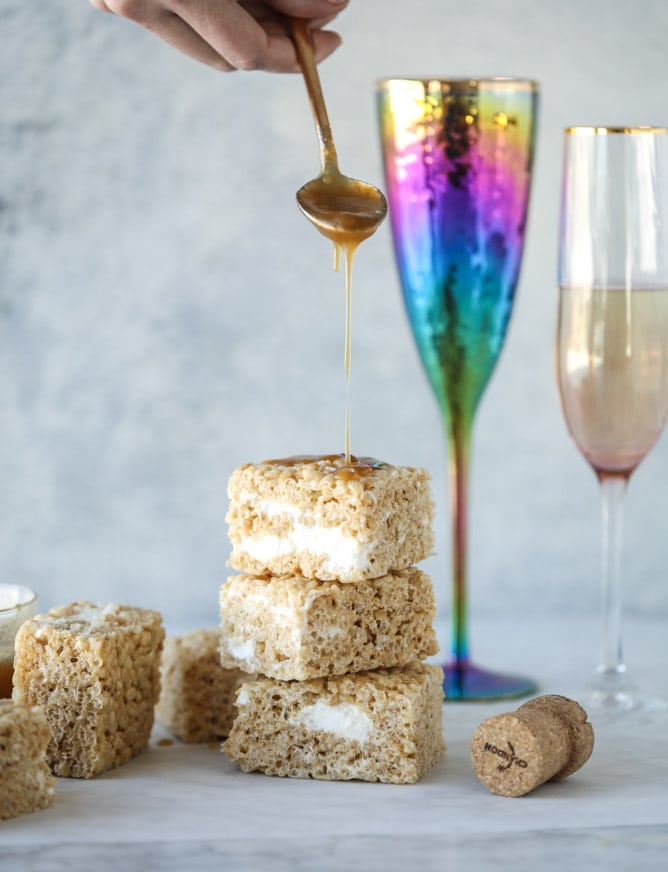 champagne caramel krispie treats I howsweeteats.com #brownrice #ricekrispietreats #champagne #caramel