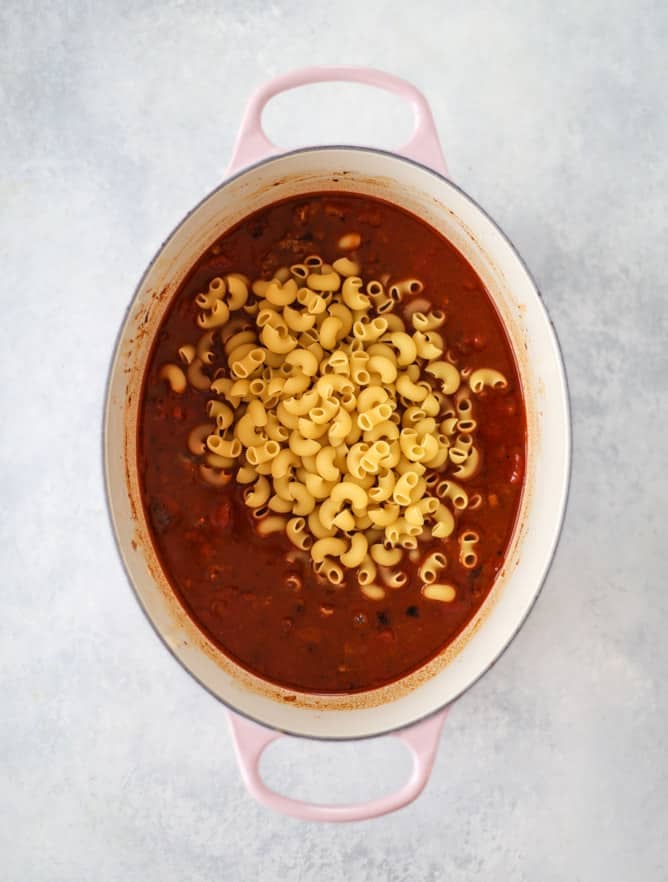 one pot chili cheese pasta I howsweeteats.com #onepotpasta #chili #cheese #chilimac #beef