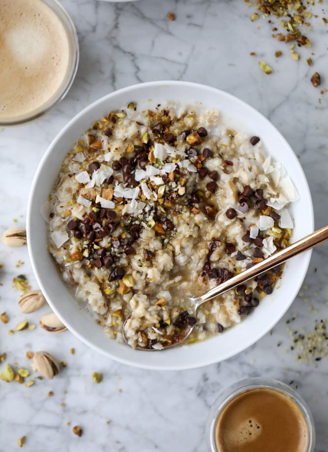 pistachio oatmeal with coconut I howsweeteats.com #oatmeal #pistachio #coconut #chocolate #breakfast