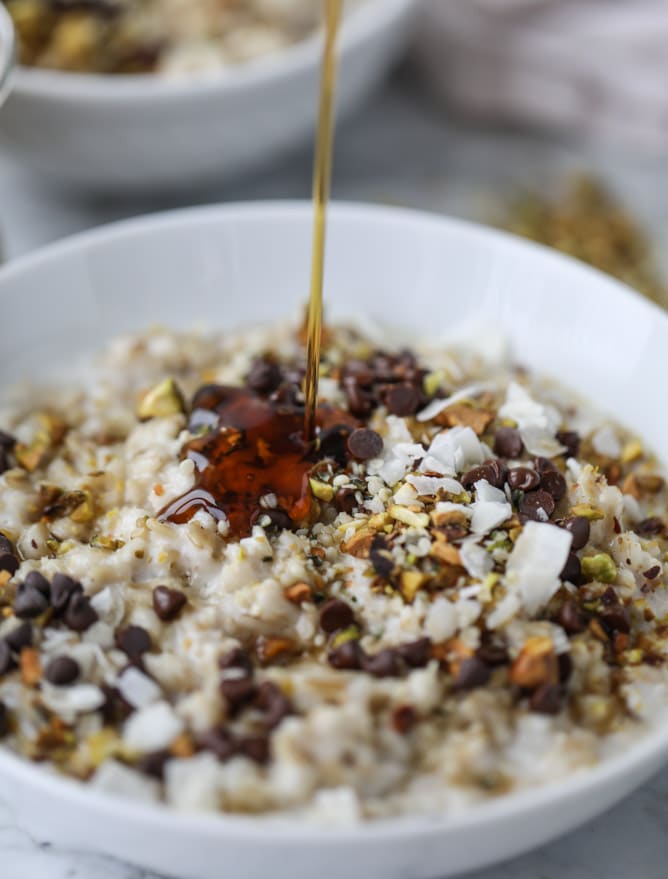 pistachio oatmeal with coconut I howsweeteats.com #oatmeal #pistachio #coconut #chocolate #breakfast