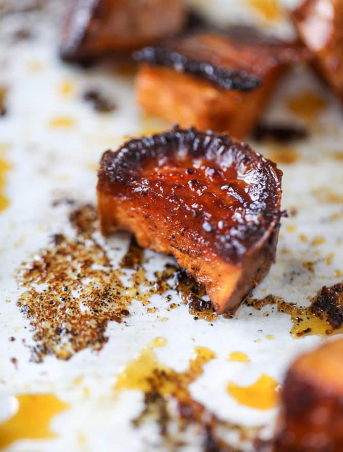 chipotle caramel sweet potato burrito bowls I howsweeteats.com #burritobowls #vegetarian #quinoa #sweetpotatoes 