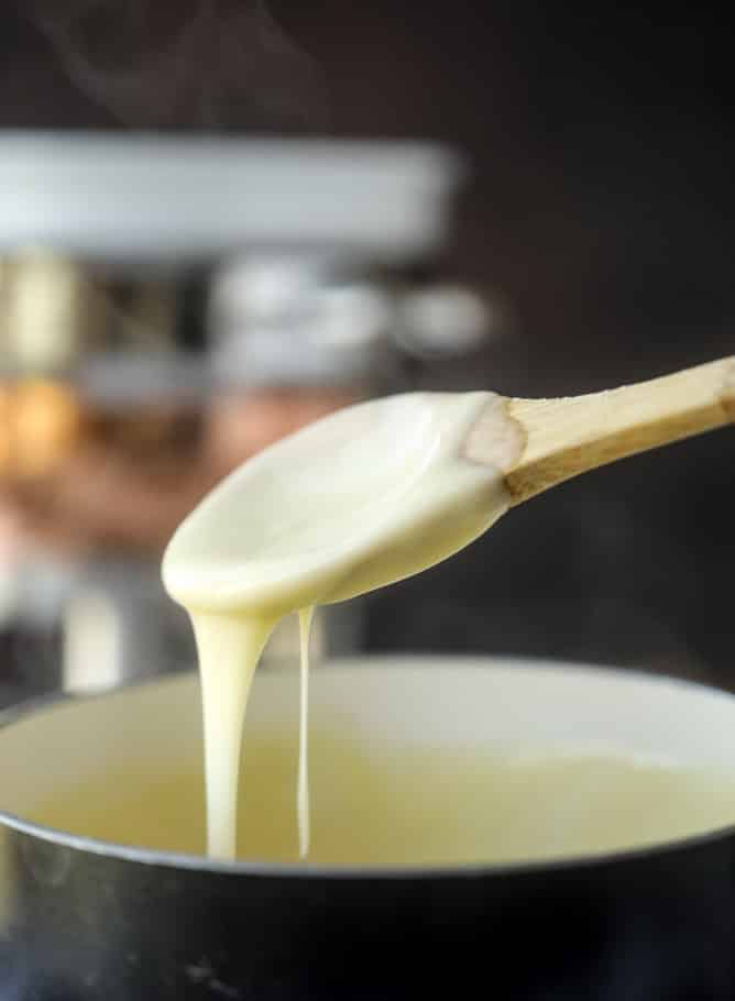 guinness soft pretzels with irish cheddar fondue I howsweeteats.com #softpretzels #fondue #irishcheddar #saintpatricksday #stpatricksday