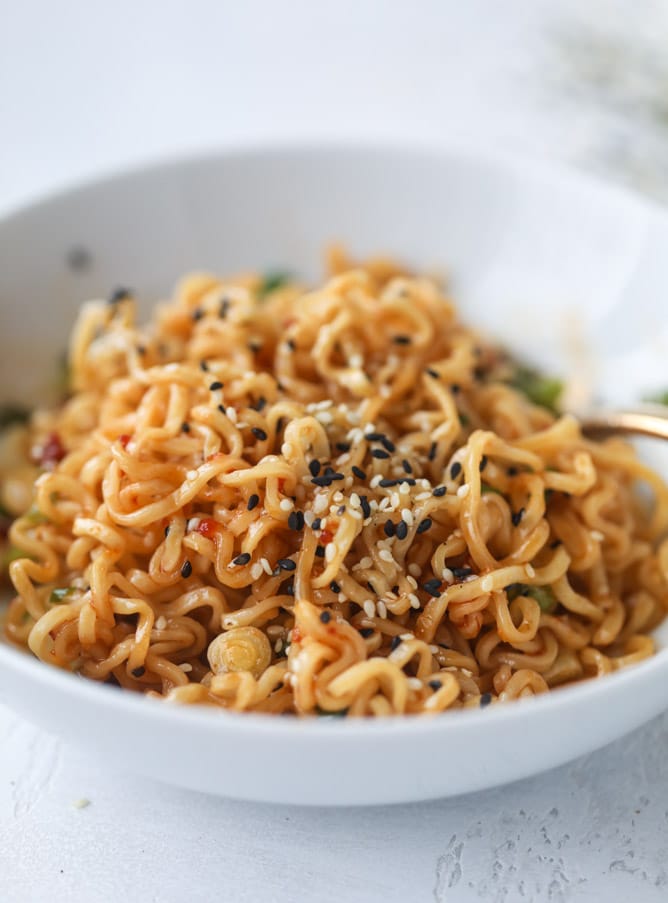 15 minute sesame ramen noodles I howsweeteats.com #ramen #ramennoodles #sesamenoodles #easy #recipes