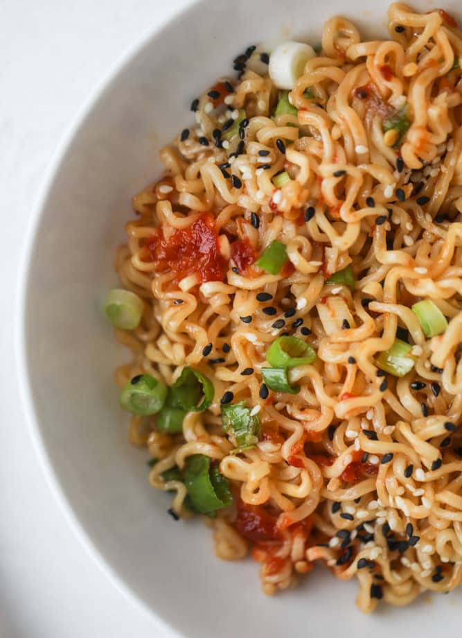 15 minute sesame ramen noodles I howsweeteats.com #ramen #ramennoodles #sesamenoodles #easy #recipes