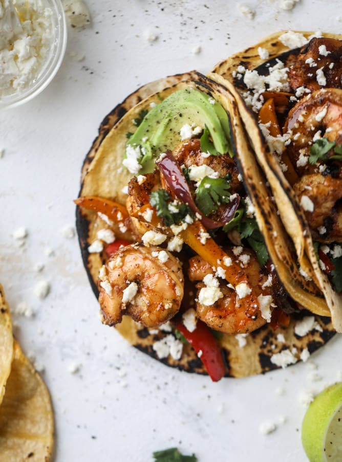 adobo shrimp fajitas I howsweeteats.com #shrimp #fajitas #tacos