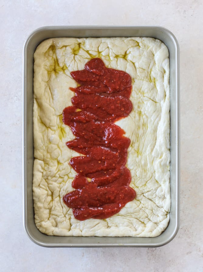 veggie supreme detroit style pizza I howsweeteats.com #detroitstyle #pizza #pizzasupreme #veggiepizza #vegetarian 