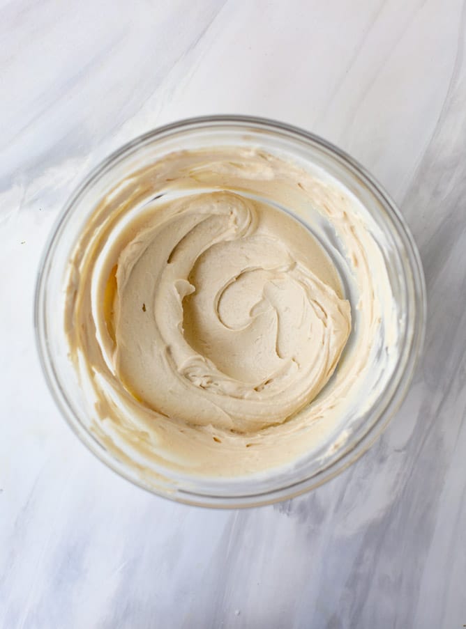 peanut butter crumble yogurt parfaits I howsweeteats.com #peanutbutter #greekyogurt #parfait #breakfast #dessert