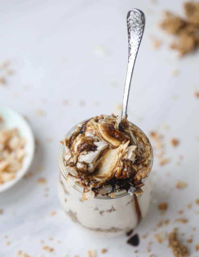 peanut butter crumble yogurt parfaits I howsweeteats.com #peanutbutter #greekyogurt #parfait #breakfast #dessert