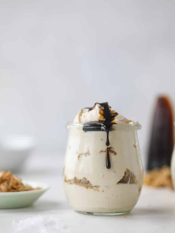 peanut butter crumble yogurt parfaits I howsweeteats.com #peanutbutter #greekyogurt #parfait #breakfast #dessert