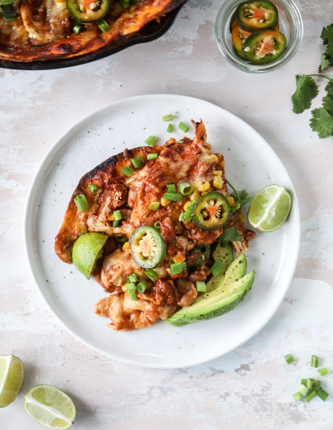 smoky chicken enchilada skillet I howsweeteats.com #chicken #enchilada #skillet #beans