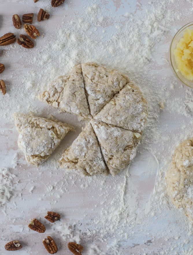 hummingbird cake scones I howsweeteats.com #scones #hummingbird #cake #breakfast #pineapple #coconut #banana