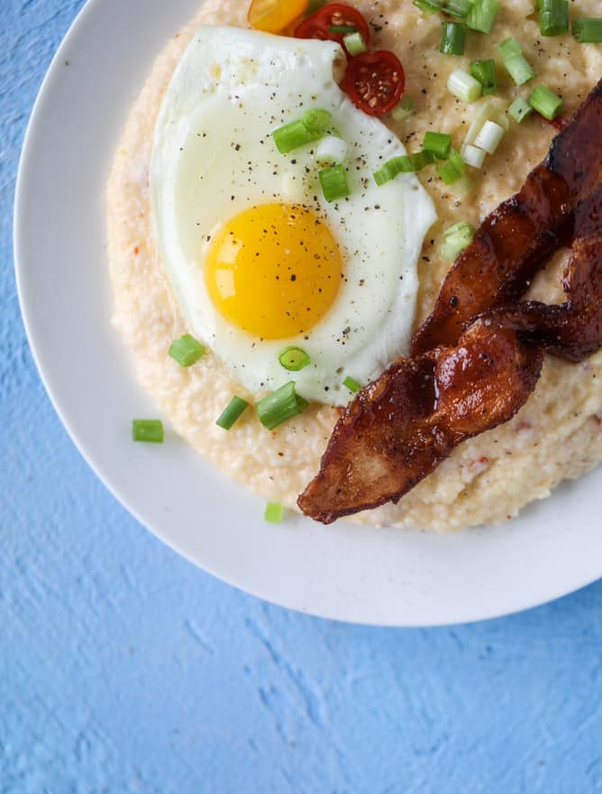 pimento cheese brunch grits I howsweeteats.com #pimentocheese #brunch #breakfast #grits #bacon #kentuckyderby