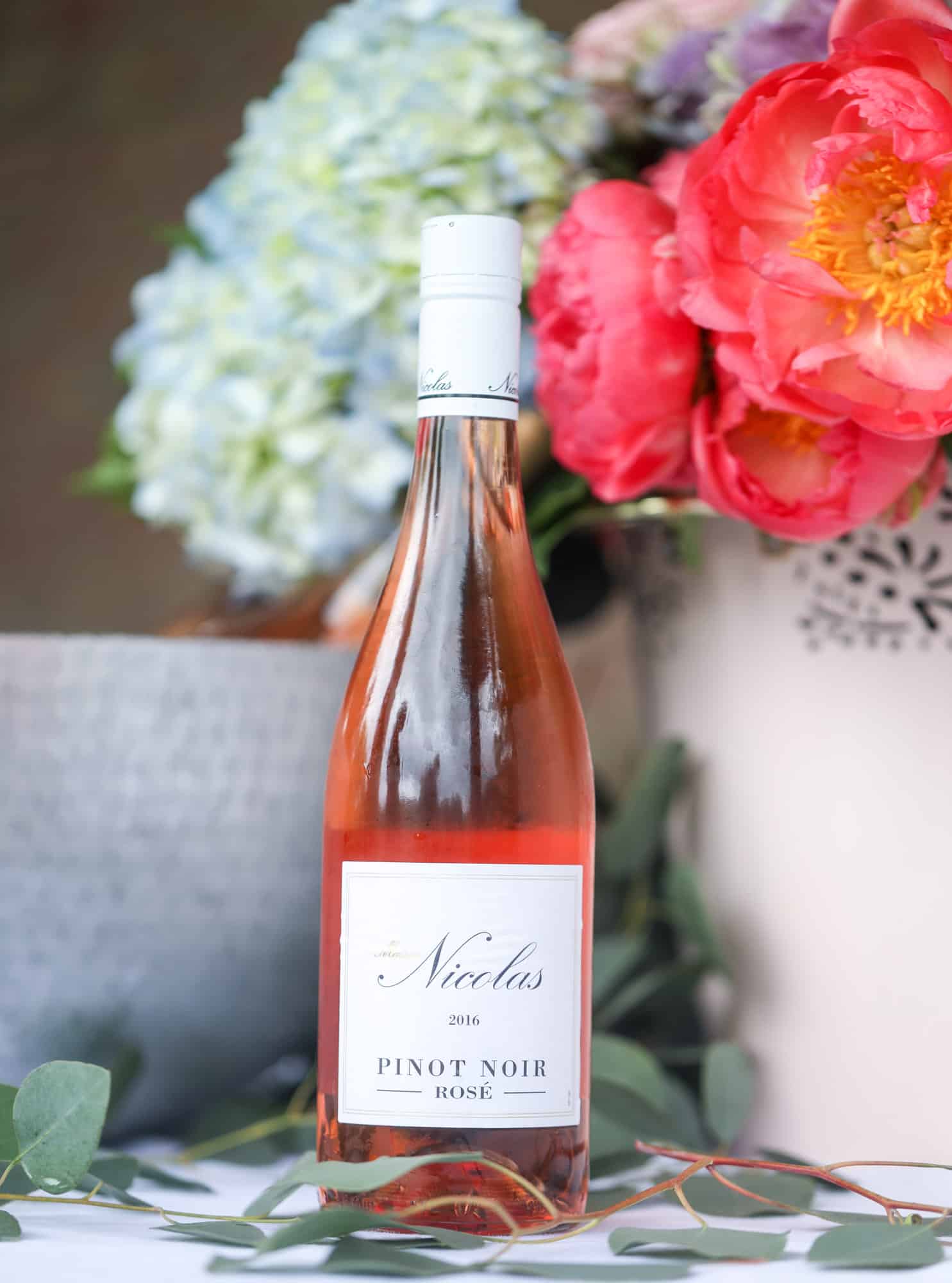 The best rosé to drink - all here in one epic summer guide for you! I'm sharing my personal favorite top ten rosé wines to drink in summer 2018, along with the perfect cheese board and snacks to go with. I howsweeteats.com #rosé #rose #summer #2018 #cheeseboard 