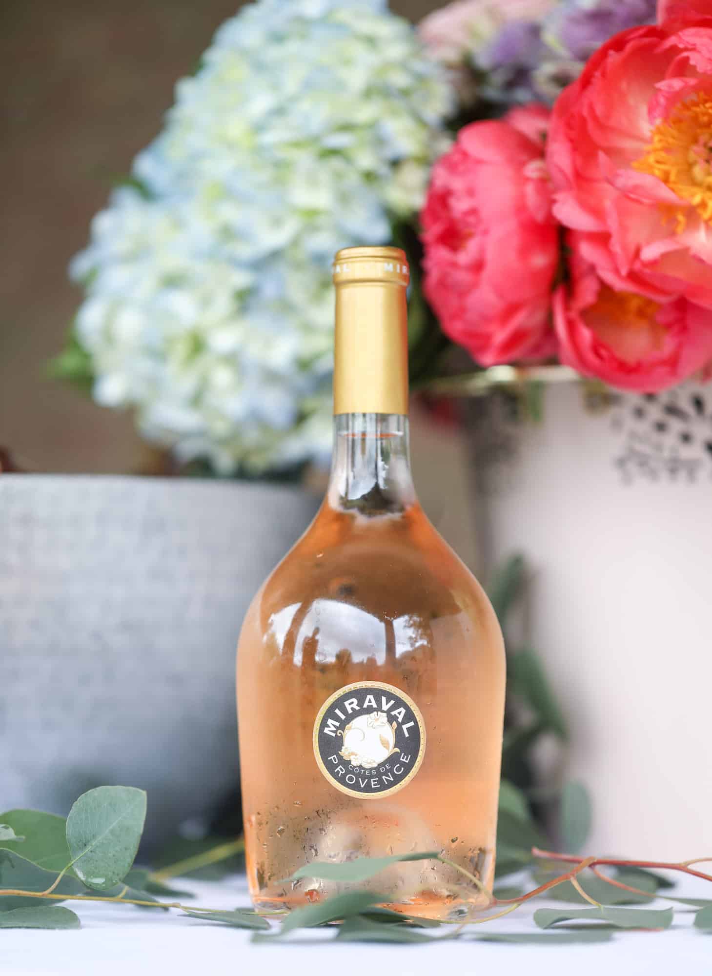 The best rosé to drink - all here in one epic summer guide for you! I'm sharing my personal favorite top ten rosé wines to drink in summer 2018, along with the perfect cheese board and snacks to go with. I howsweeteats.com #rosé #rose #summer #2018 #cheeseboard 