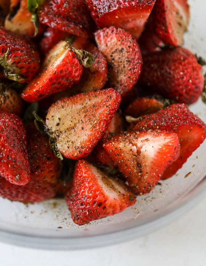 black pepper balsamic strawberry pasta salad I howsweeteats.com #strawberry #pasta #salad #spinach #goatcheese