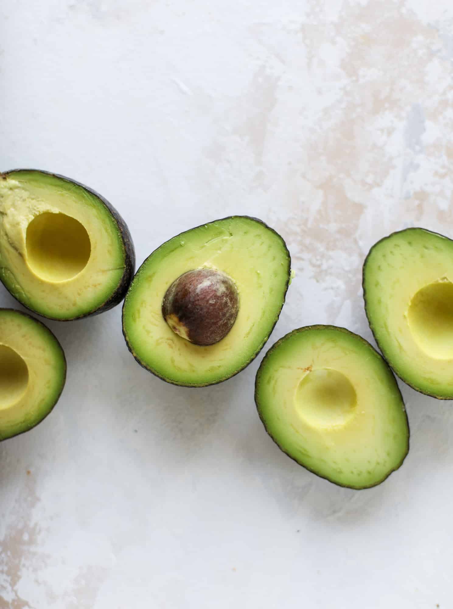 This thai avocado salad is loaded with mango, red pepper, carrots, green onions and drizzled with a peanut butter vinaigrette. It's an amazing side salad or a fabulous dinner salad - add on chickpeas or shrimp or chicken if you wish! I howsweeteats.com #thai #avocado #salad #peanutbutter #mango #lime