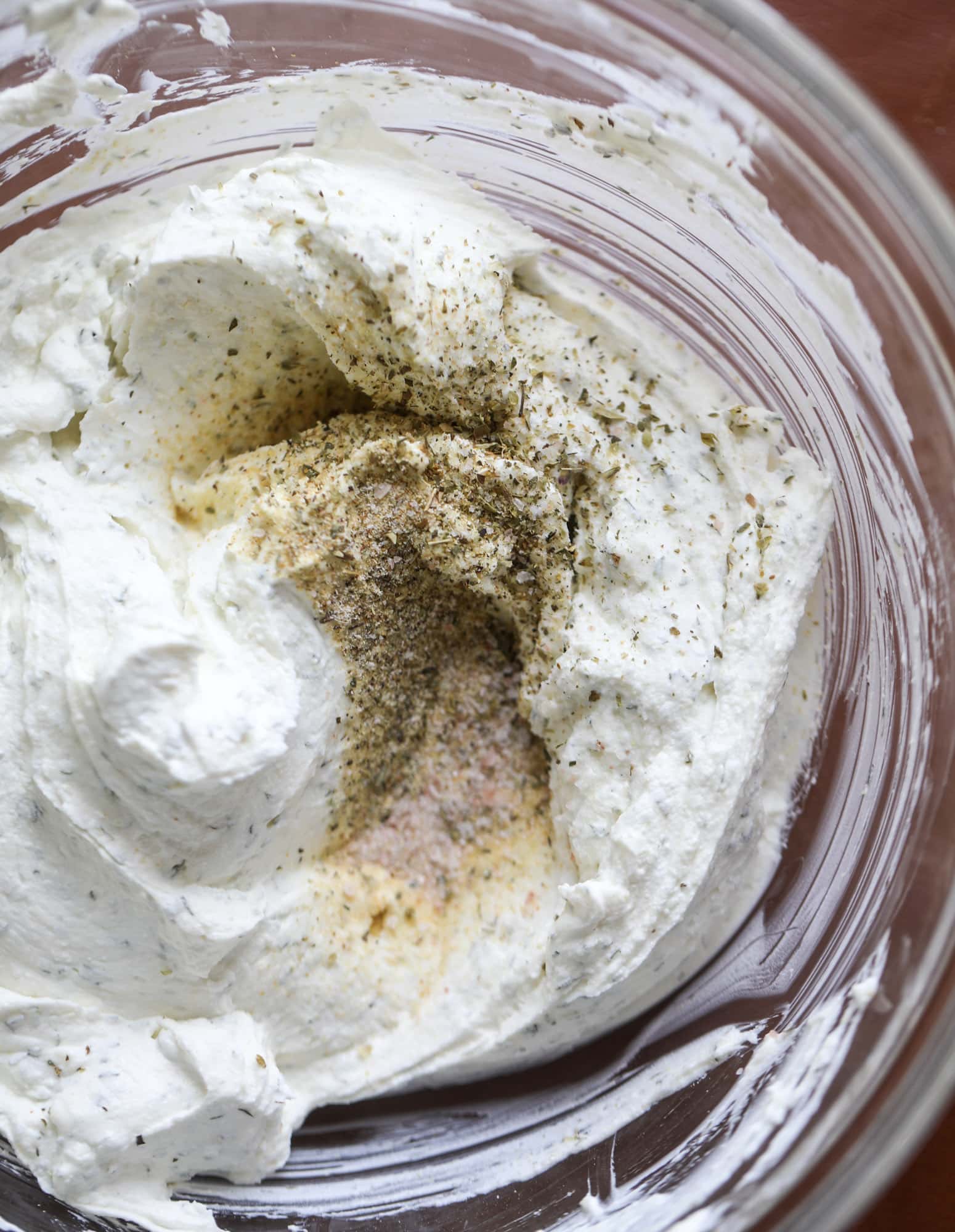 My mom's classic appetizer, the old school veggie pizza, is perfect for summer parties both indoor and out! A flaky pastry crust, a flavorful mascarpone greek yogurt base and tons of fresh chopped vegetables on top. It's a winning combination! I howsweeteats.com #veggie #pizza #appetizer #summer #crescentrolls #greekyogurt