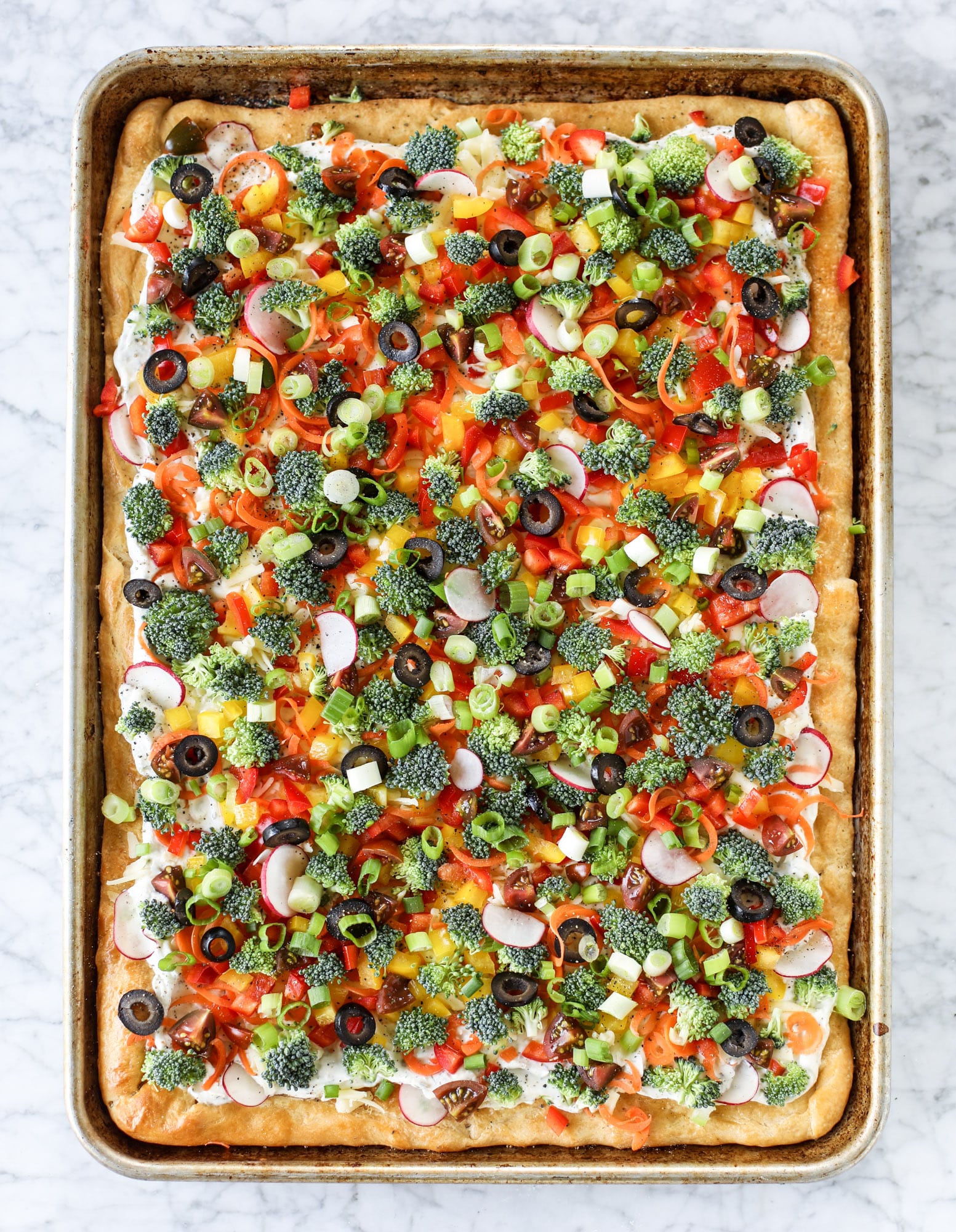 My mom's classic appetizer, the old school veggie pizza, is perfect for summer parties both indoor and out! A flaky pastry crust, a flavorful mascarpone greek yogurt base and tons of fresh chopped vegetables on top. It's a winning combination! I howsweeteats.com #veggie #pizza #appetizer #summer #crescentrolls #greekyogurt