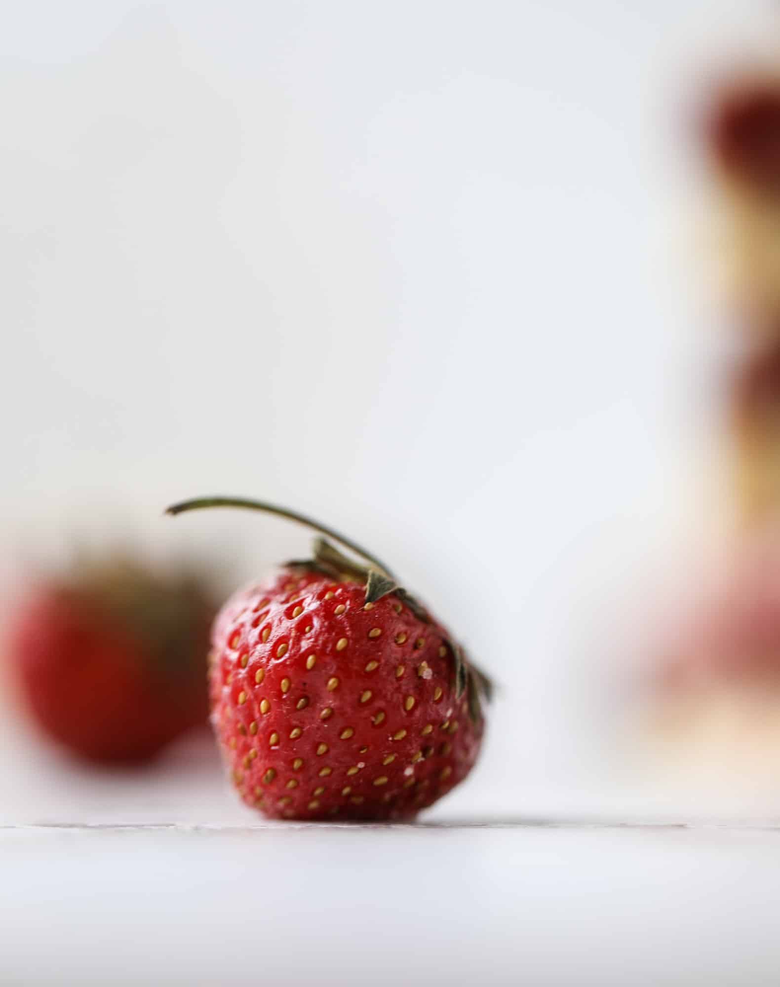 These strawberry cobbler bars are super delicious and perfect for a crowd! Made with juicy fresh strawberries, they start with a shortbread crust and end with a crumbly topping with a warm and delicious fruity filling. Huge hit! I howsweeteats.com #strawberry #cobbler #bars