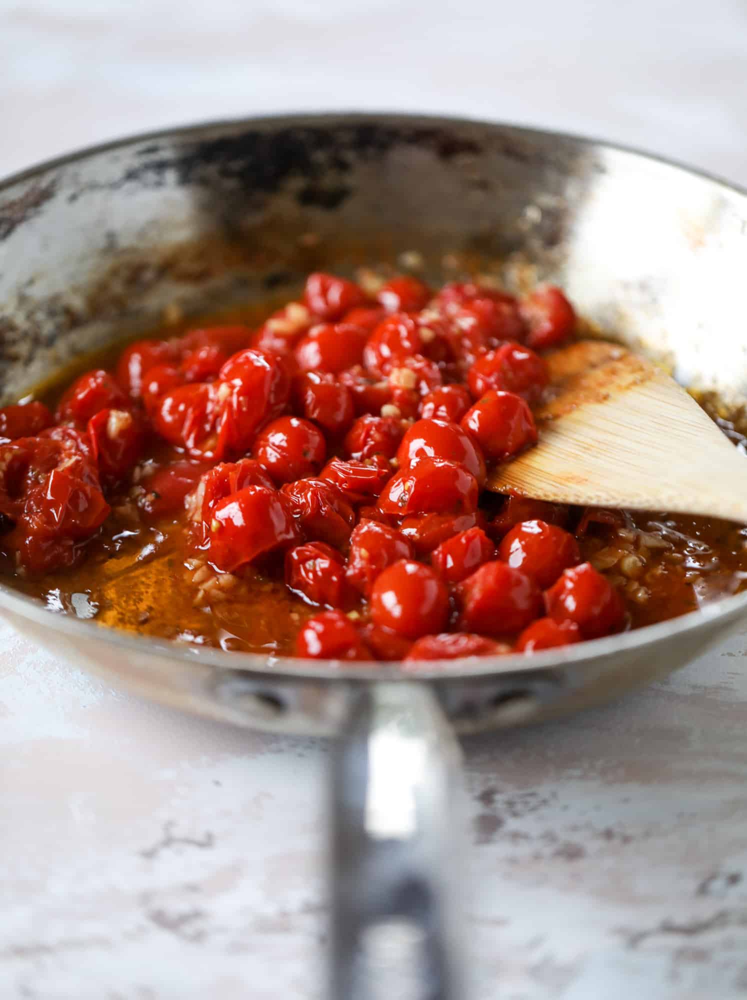 This zucchini pie recipes is absolutely divine and perfect for breakfast or dinner! Completely with garlic and blistered tomatoes, it combines cheese and egg to make a to-die-for frittata-like dish that can be eaten hot or cold! I howsweeteats.com #zucchini #pie #tomatoes #eggs #recipes #garden #summer