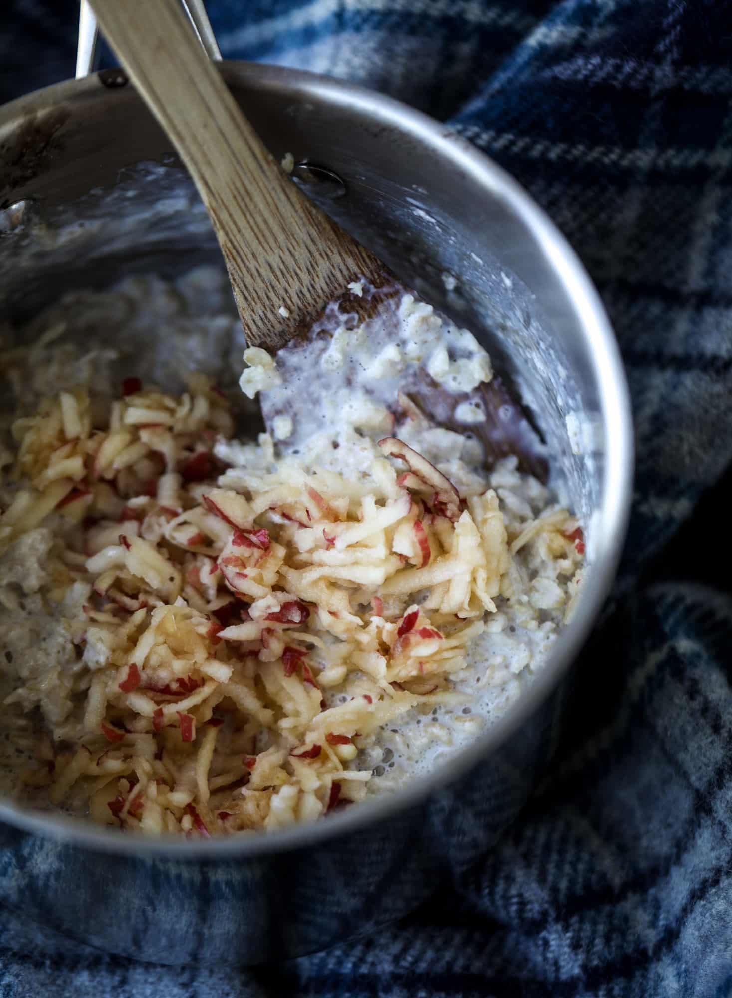 This oatmeal latte recipe is the best of both worlds! Creamy, dreamy apple cinnamon oatmeal combined with freshly brewed espresso makes for the best breakfast every. Satisfying and caffeinating! I howsweeteats.com #oatmeal #latte #apple #cinnamon #breakfast #coffee