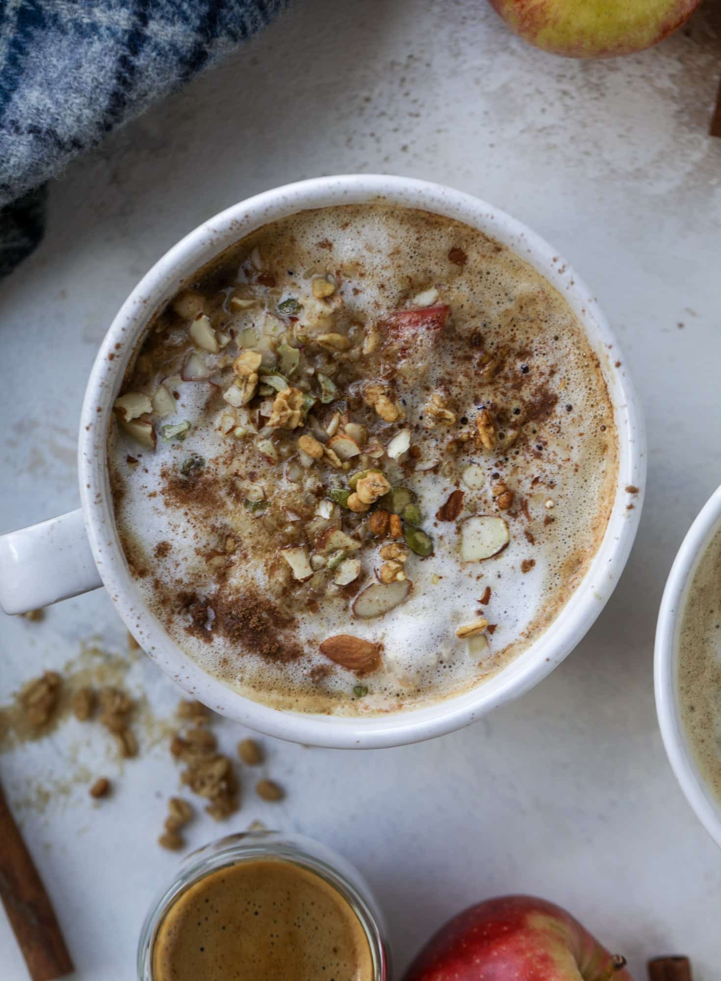 This oatmeal latte recipe is the best of both worlds! Creamy, dreamy apple cinnamon oatmeal combined with freshly brewed espresso makes for the best breakfast every. Satisfying and caffeinating! I howsweeteats.com #oatmeal #latte #apple #cinnamon #breakfast #coffee