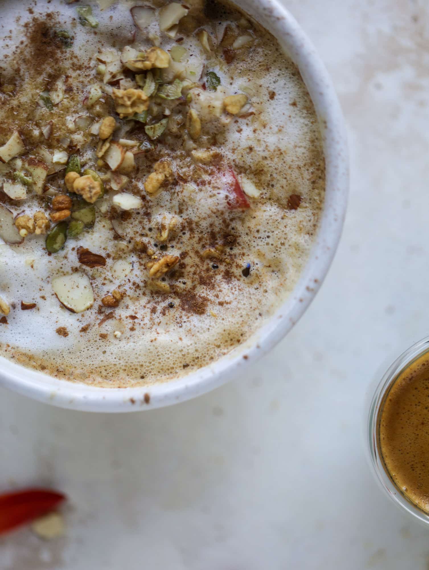 This oatmeal latte recipe is the best of both worlds! Creamy, dreamy apple cinnamon oatmeal combined with freshly brewed espresso makes for the best breakfast every. Satisfying and caffeinating! I howsweeteats.com #oatmeal #latte #apple #cinnamon #breakfast #coffee