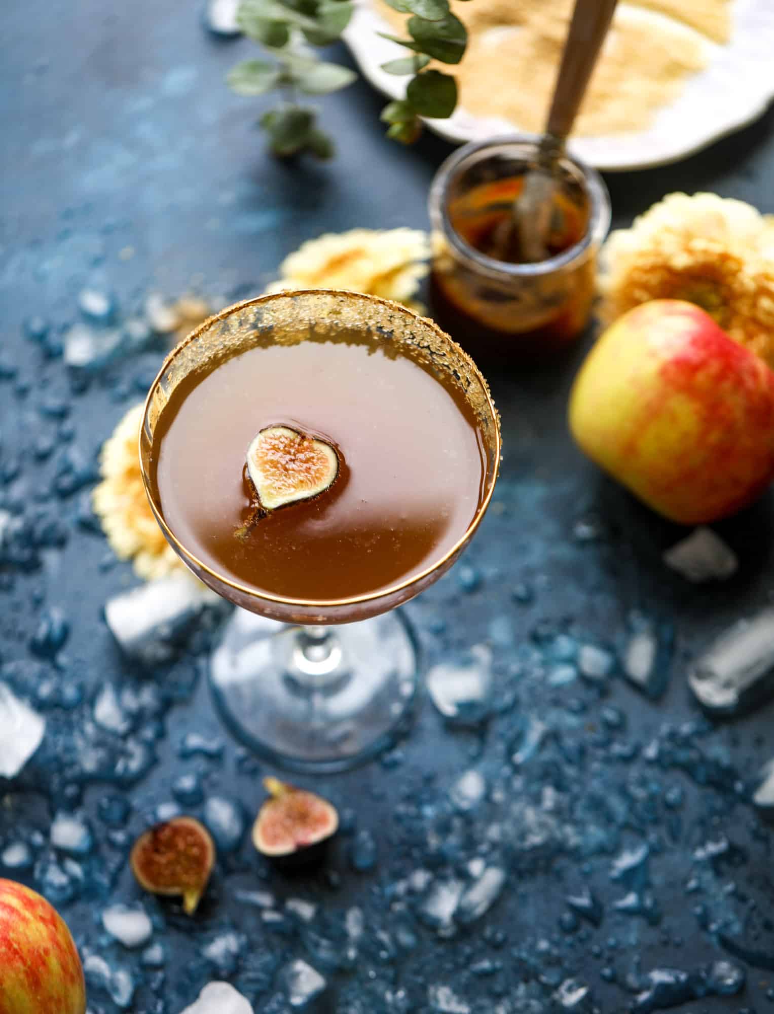 This apple butter cocktail is perfect for the fall season and incredible delicious! It's super simple too: you need apple butter, bourbon and ginger ale or ginger beer. A cinnamon sugar rim and a fig garnish make it super pretty. YUM. I howsweeteats.com #apple #butter #cocktail #bourbon #fizz