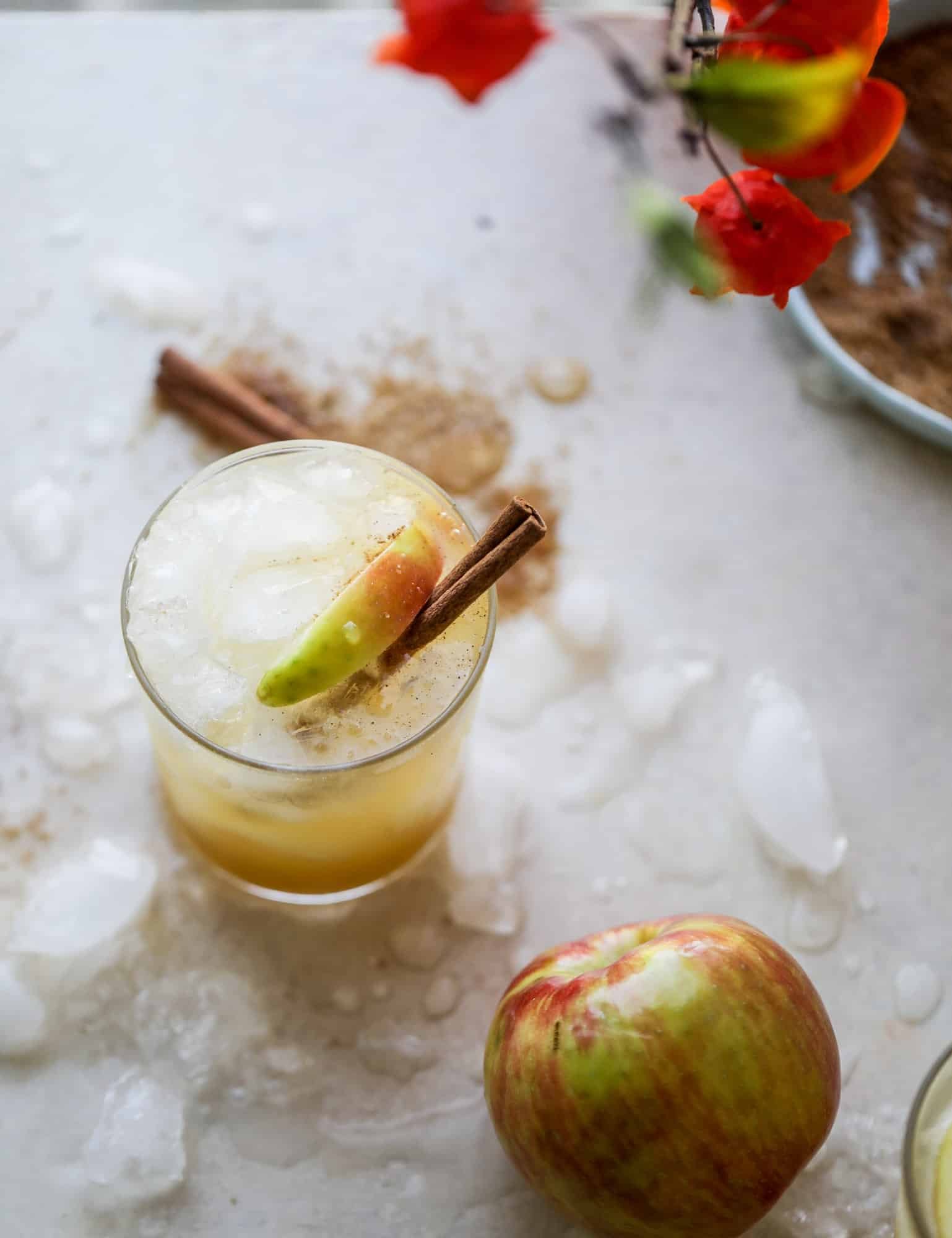 This honeycrisp apple cocktail is so perfect for fall! Fresh honeycrisp apple juice, honeycrisp apple syrup, vodka and ginger beer come together to create a refreshing, bubbly drink for autumn. Finished with a cinnamon sugar rim - YUM. I howsweeteats.com #honeycrisp #apple #cocktail #fall #drinks #vodka