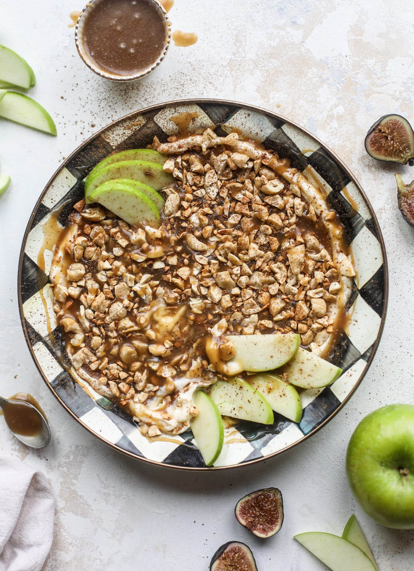 This caramel apple dip is my take on the old-school cream cheese based dip that is super delicious! Here, we have a mascarpone base with a bourbon caramel sauce, topped with roasted chopped cashews. Just add apples! I howsweeteats.com #caramel #apple #dip #appetizer #snack