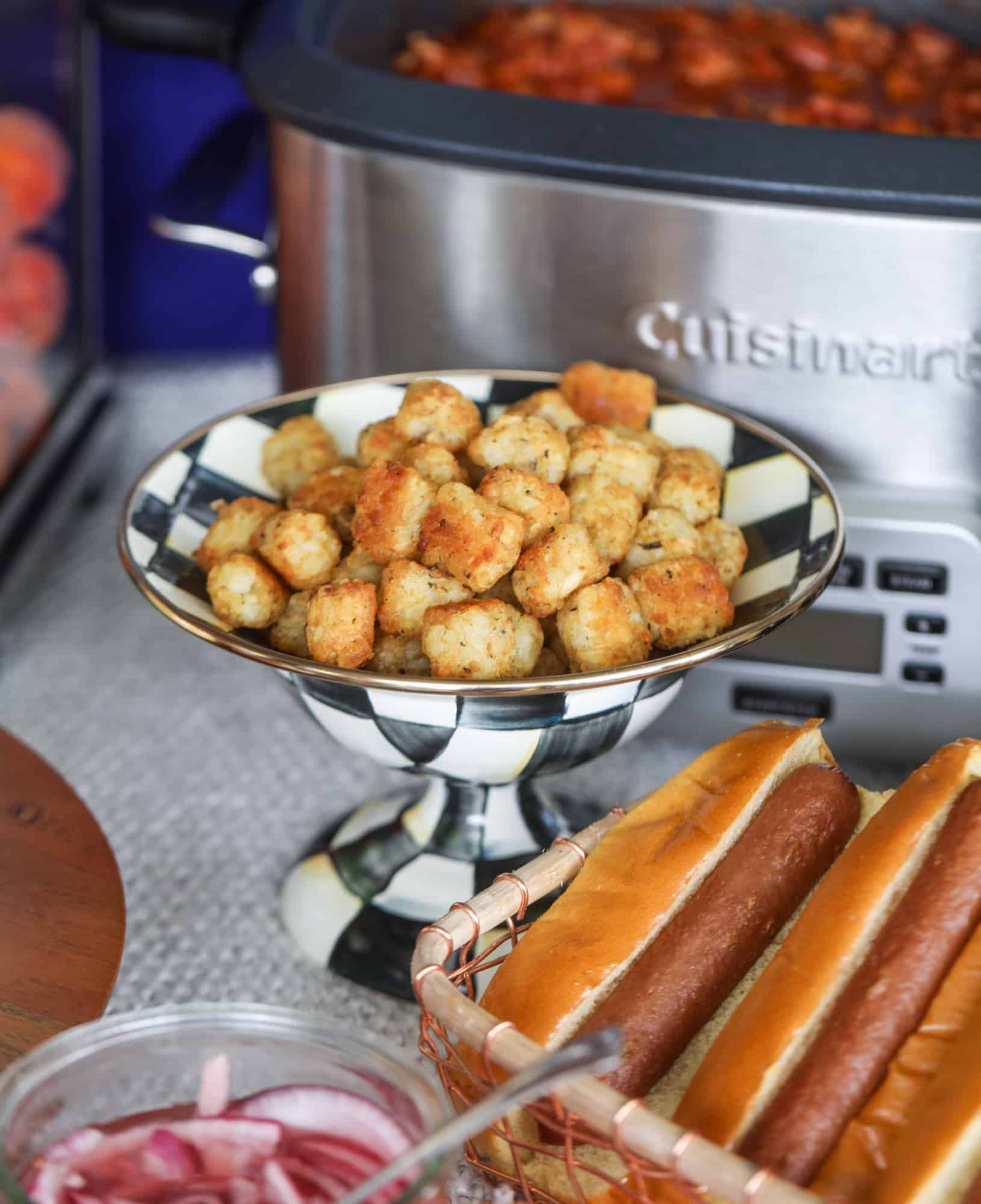 This is the best way to set up a chili bar! All my tips and tricks for setting up a perfect chili bar with multiple toppings, a nacho bar, hot dogs - all done with prep to make the day of the party super easy! This chili bar is goals. I howsweeteats.com #chili #bar #how #to