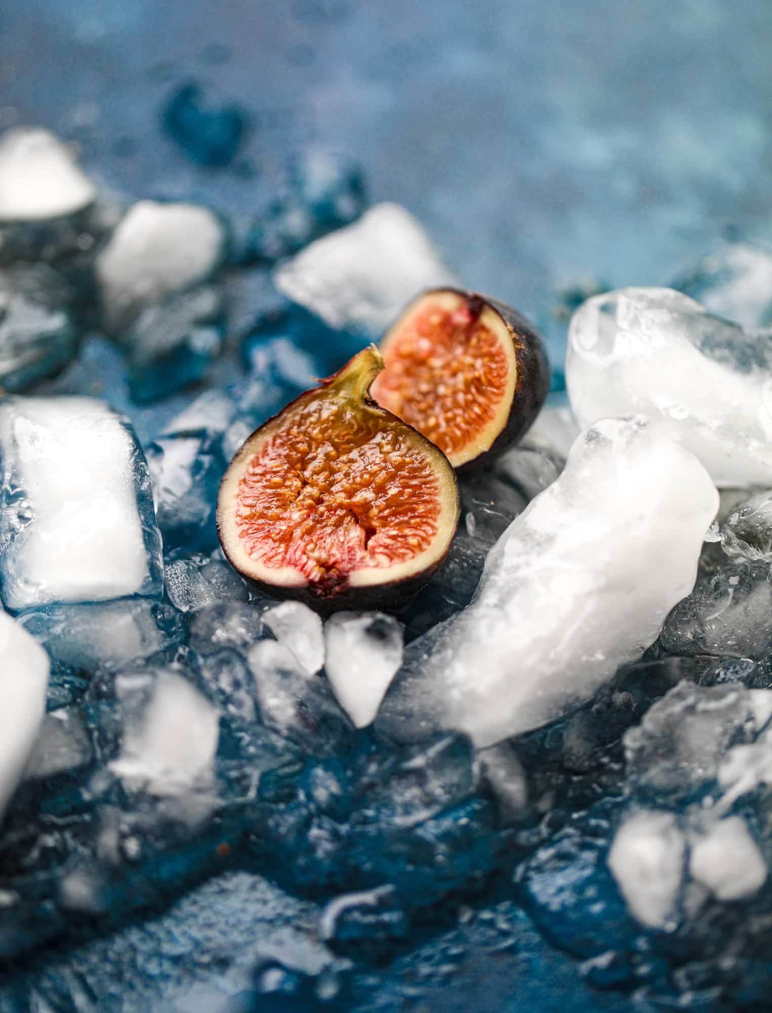 This apple butter cocktail is perfect for the fall season and incredible delicious! It's super simple too: you need apple butter, bourbon and ginger ale or ginger beer. A cinnamon sugar rim and a fig garnish make it super pretty. YUM. I howsweeteats.com #apple #butter #cocktail #bourbon #fizz
